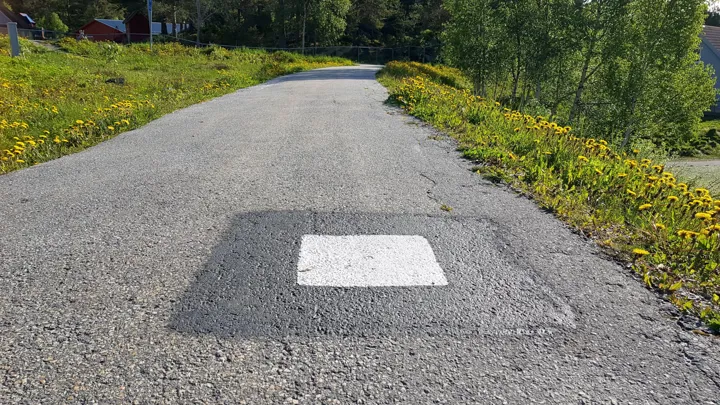 Landevei med hvitmalt firkant.