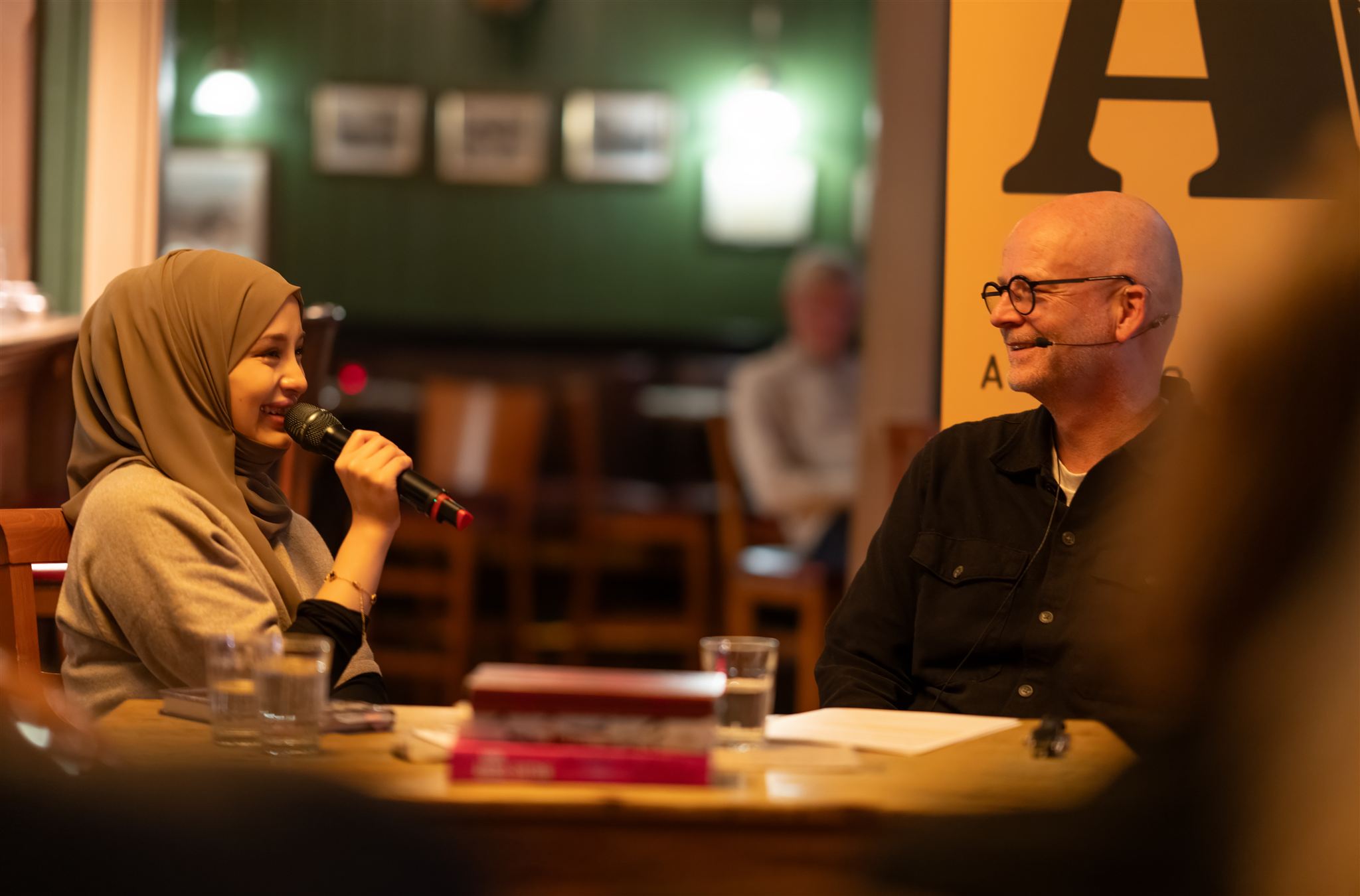 Bibi Fatima Musavi og Stian Omland snakker sammen på Festivalkroa.