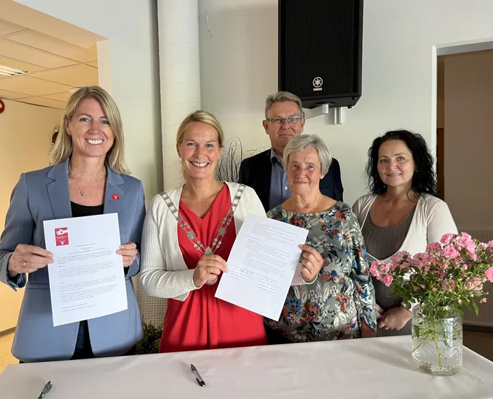 Generalsekretær Mina Gerhardsen og ordfører Hedda Foss Five sammen med Tove Siggerud, fra Skien demensforening og Monica Karlsen og Halvor Berg-Hansen fra utvalg for helse og omsorg i Skien kommune
