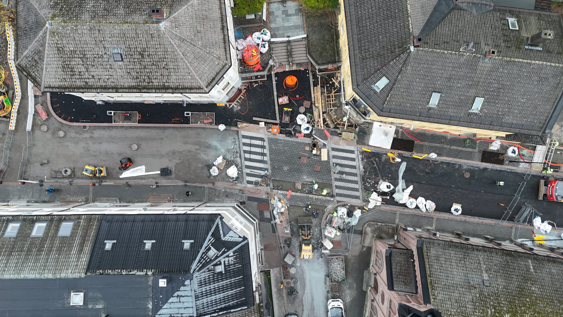 anleggsarbeid i gate filmet med drone.