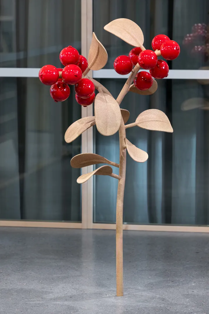 Skulptur laget i stål og aluminium med røde bær.