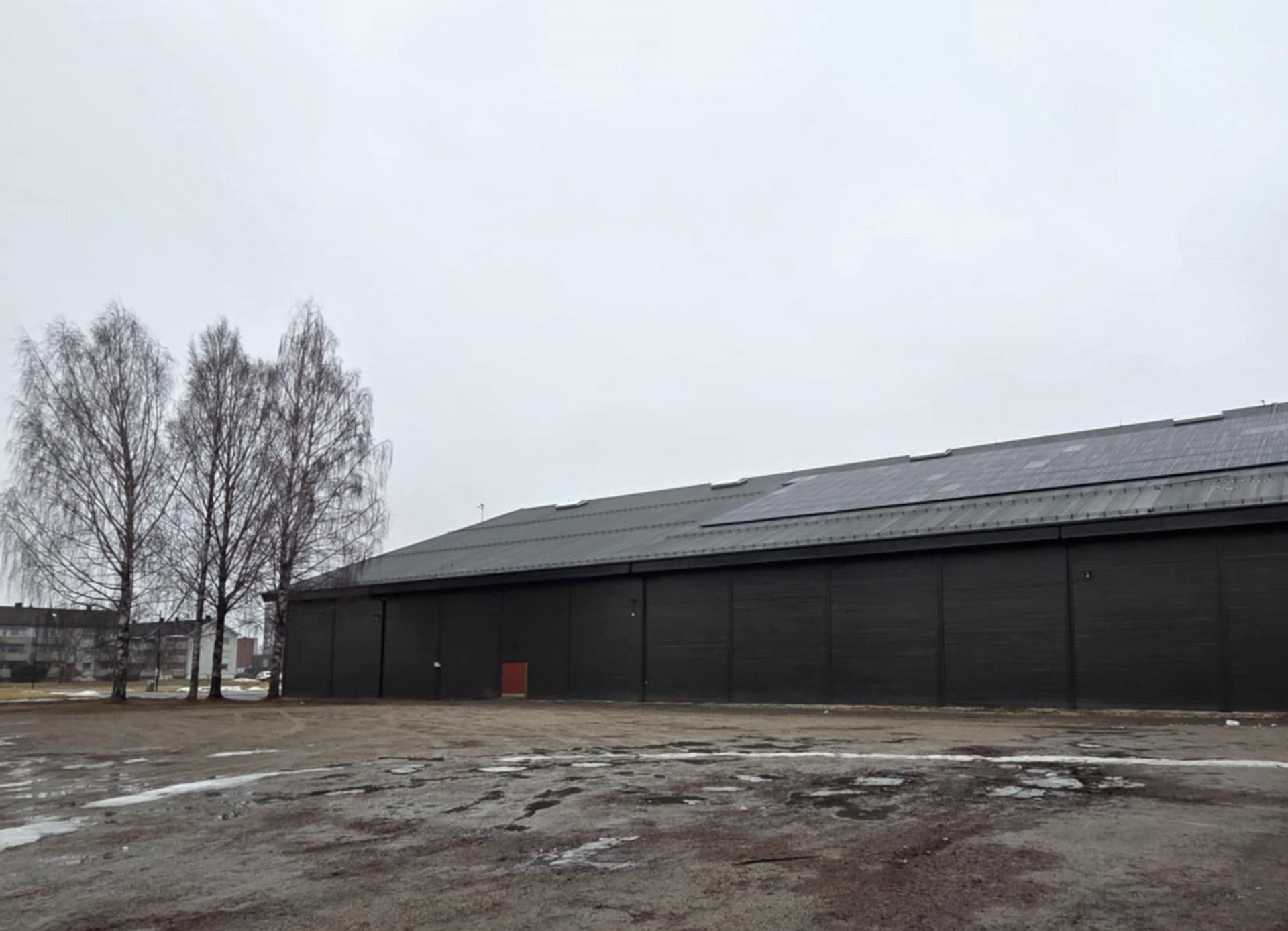 Stort bygg med solceller på taket