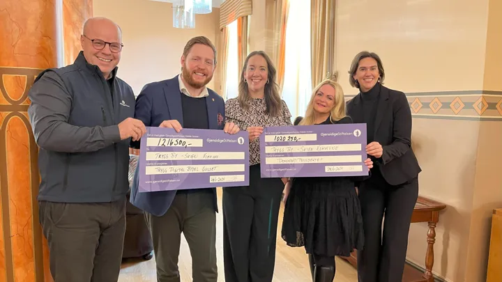 Nils-Ragnar Myhra - Gjensidigestiftelsen, ordfører Marius Roheim Aarvold, prosjektlederne Natasha F. Finseth og Camilla M. Strøm og Kine Nilsen fra Nordic Safe Cities