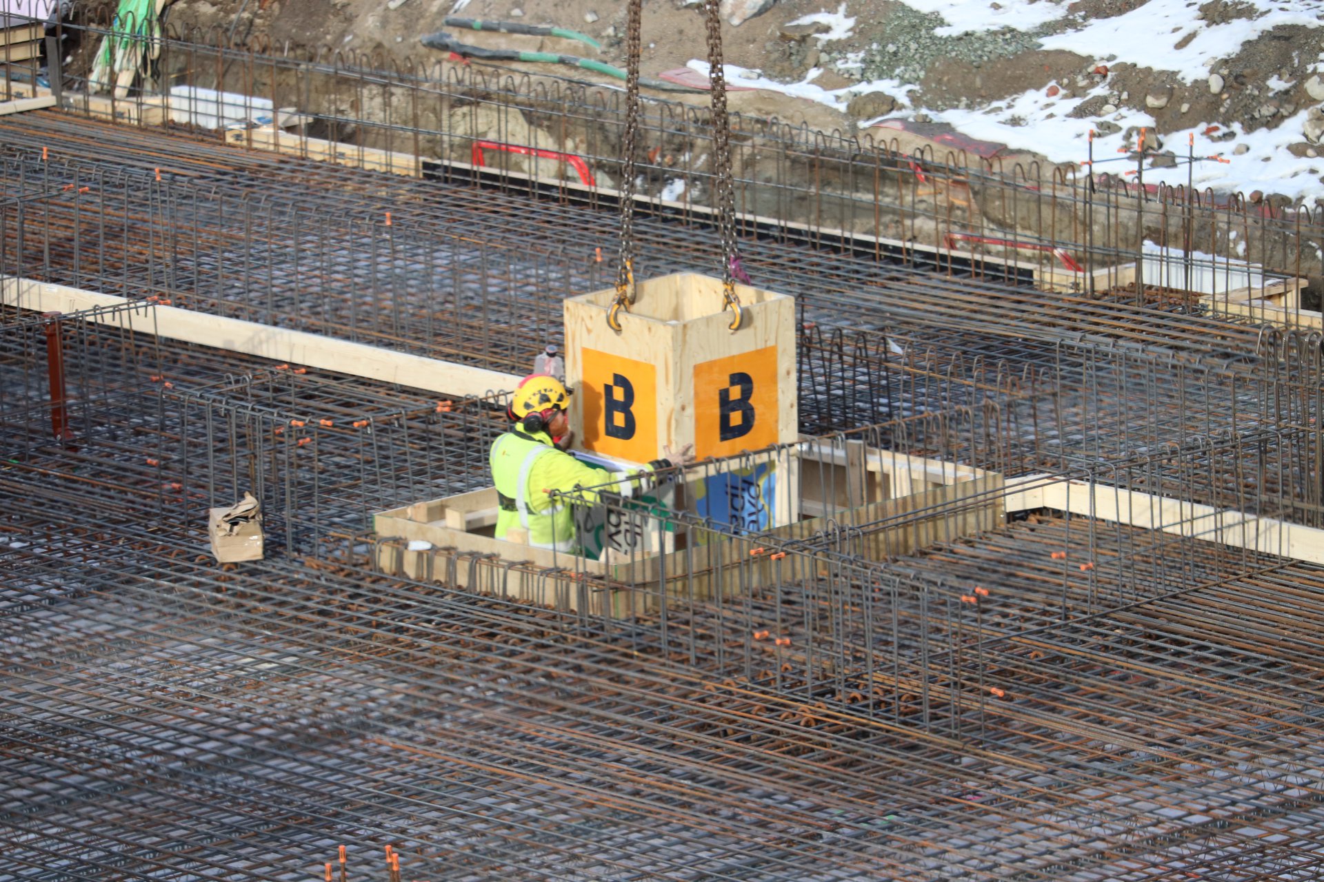 En tidskapsel senkes på plass