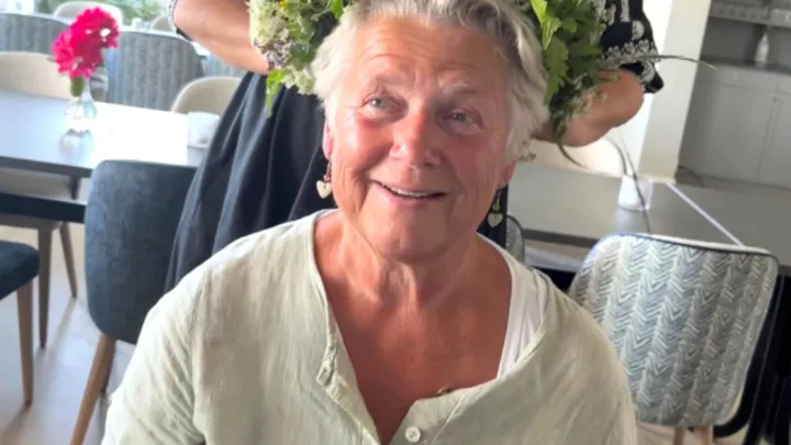Gry Sagvolden med krans på hodet.