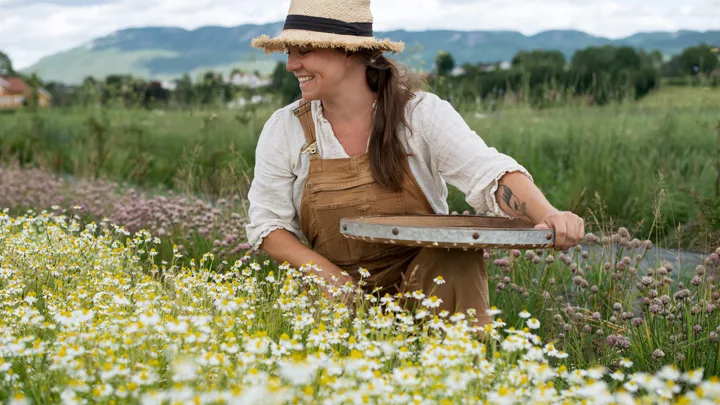 Bybonden Hilde Amy Teie i åkeren.