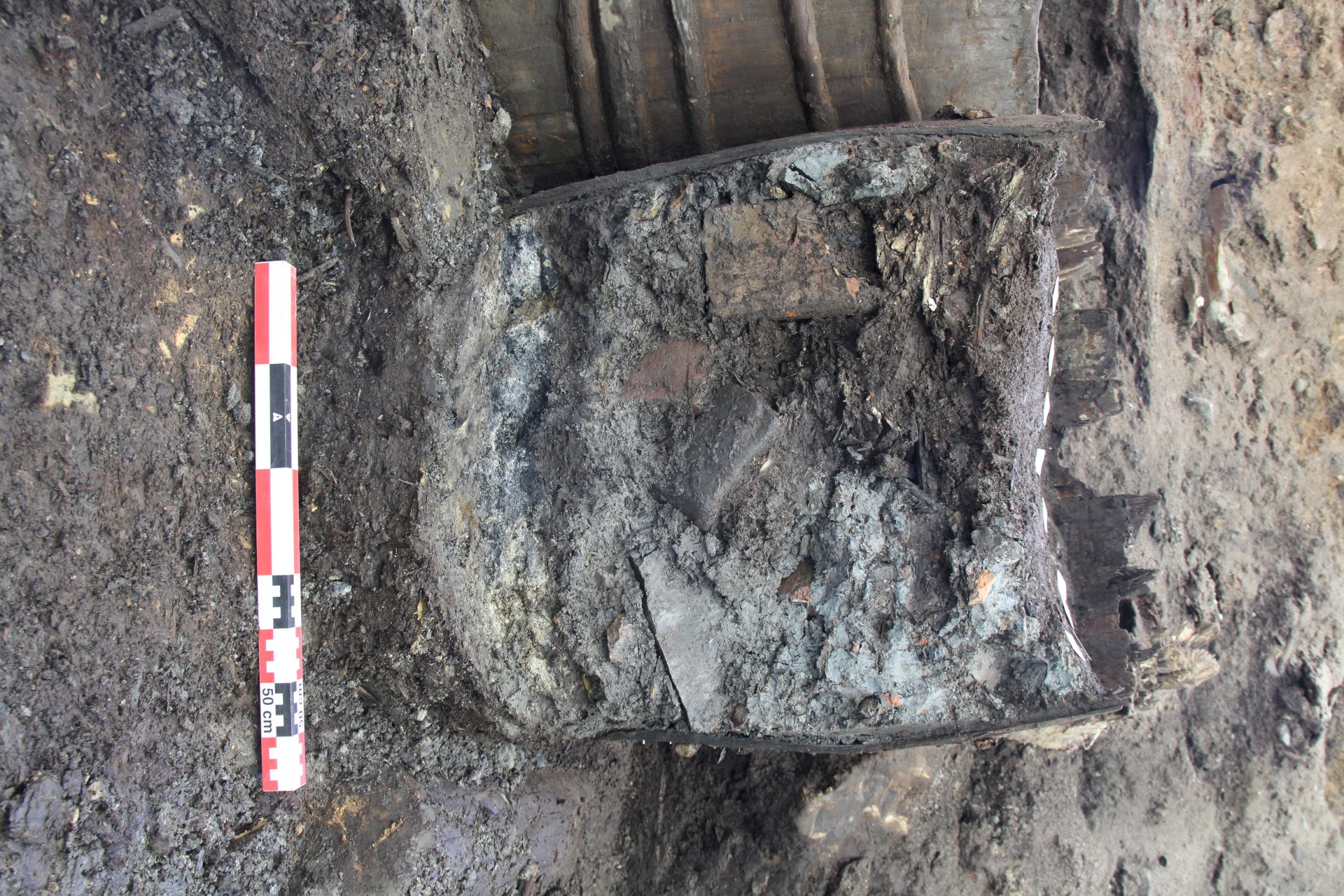 Gammel eiketønne hvor innholdet er synlig