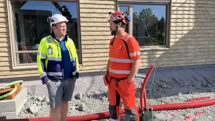 Joakim Brandhaug og Egil Seltveit står utenfor bygget og prater.