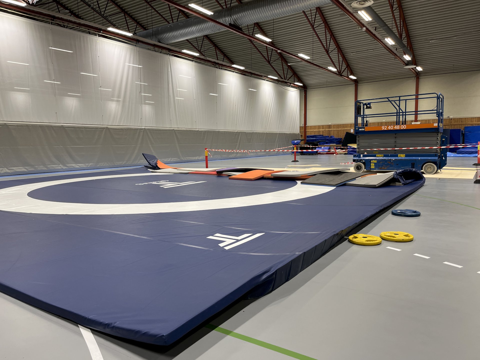 en brytematte inne i en idrettshall.
