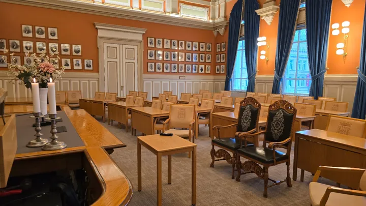 Vielsen foregår i bystyresalen i Skien Rådhus.