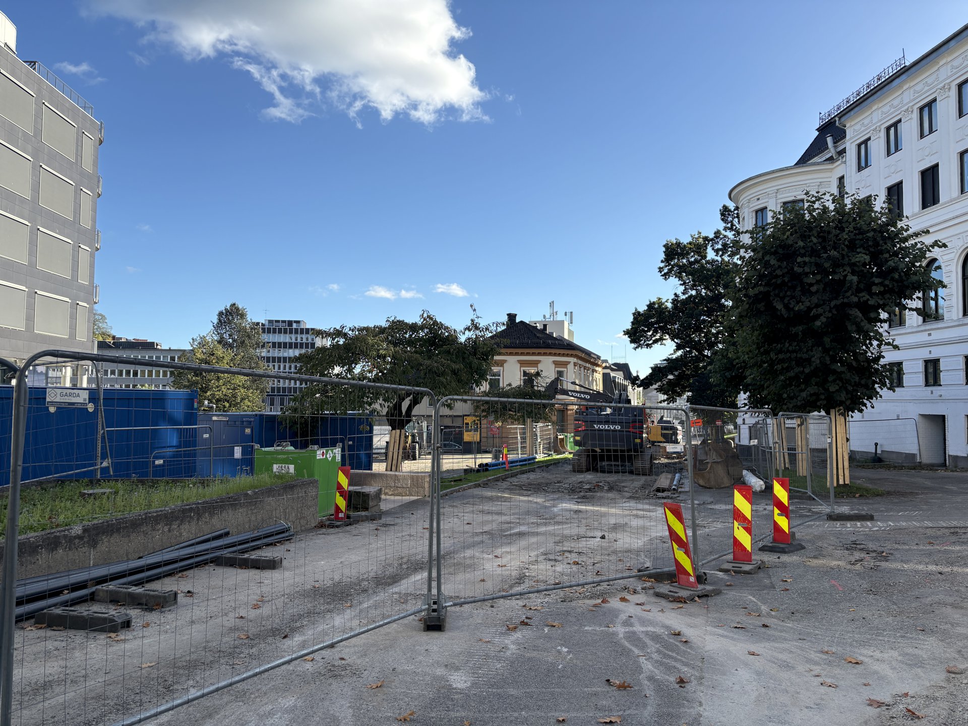 Sentrumsgate med gravemaskiner i anleggsområde