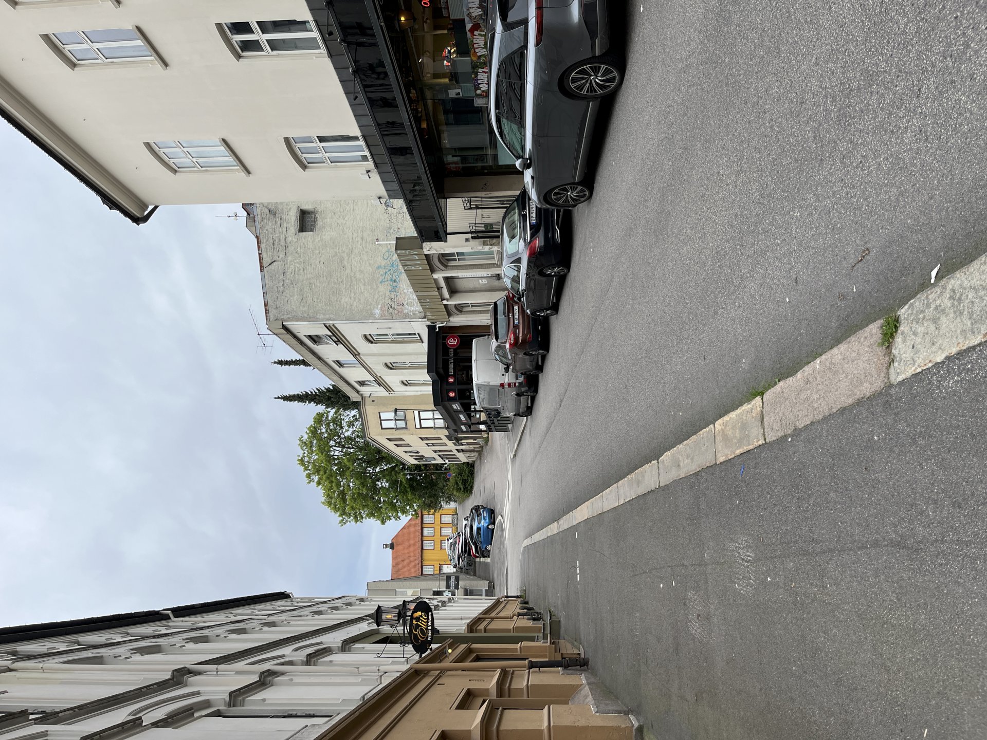 Gate i Skien sentrum med gateparkering