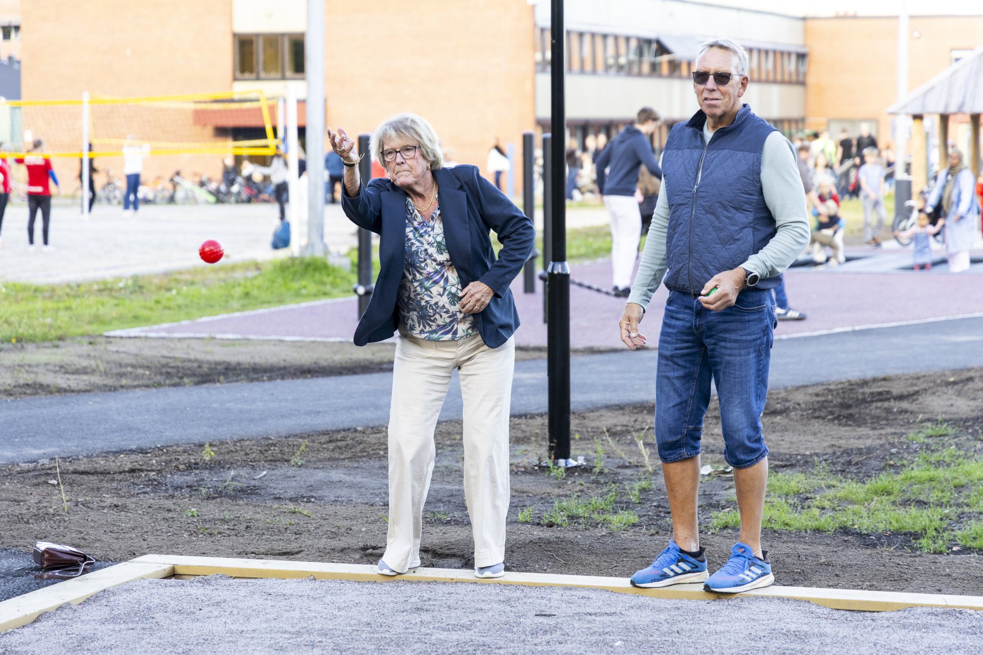 To voksne personer som spiller boccia