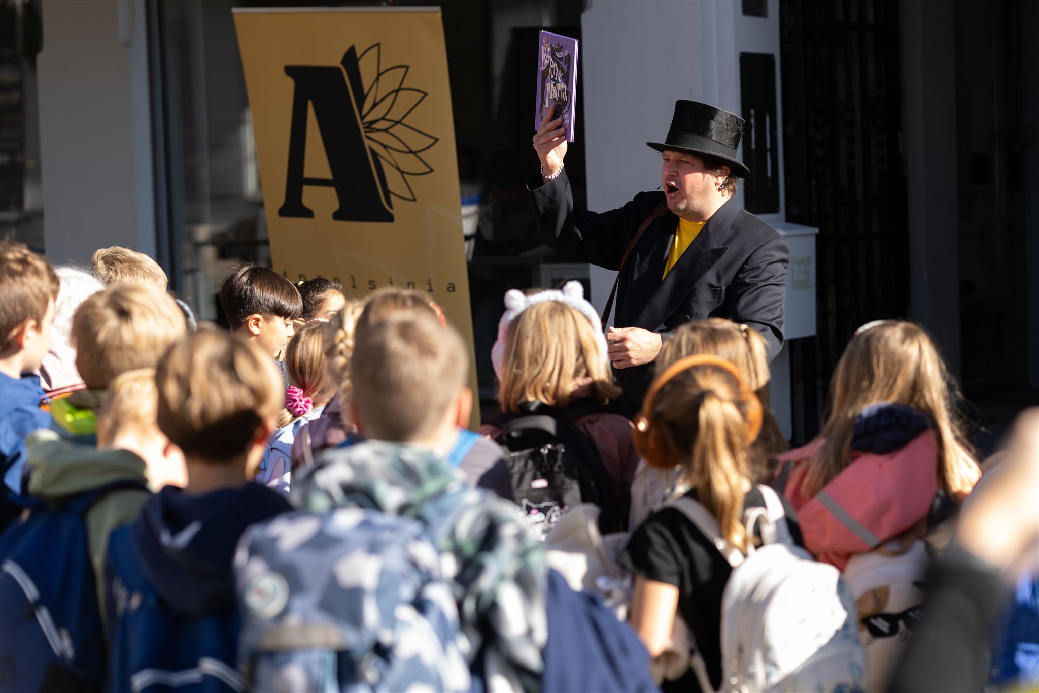 Scheen Theaterselskab ved Larsen møter elever utenfor.