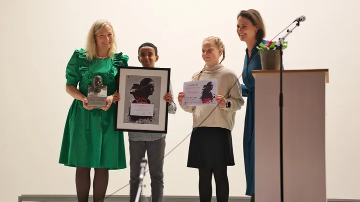 Statråd Kari Nessa Northun delte ut prisen til rektor Dorthe Naur og Josefin Berntsen Velkom og Jakob Yonas Zenebe fra elevrådet
