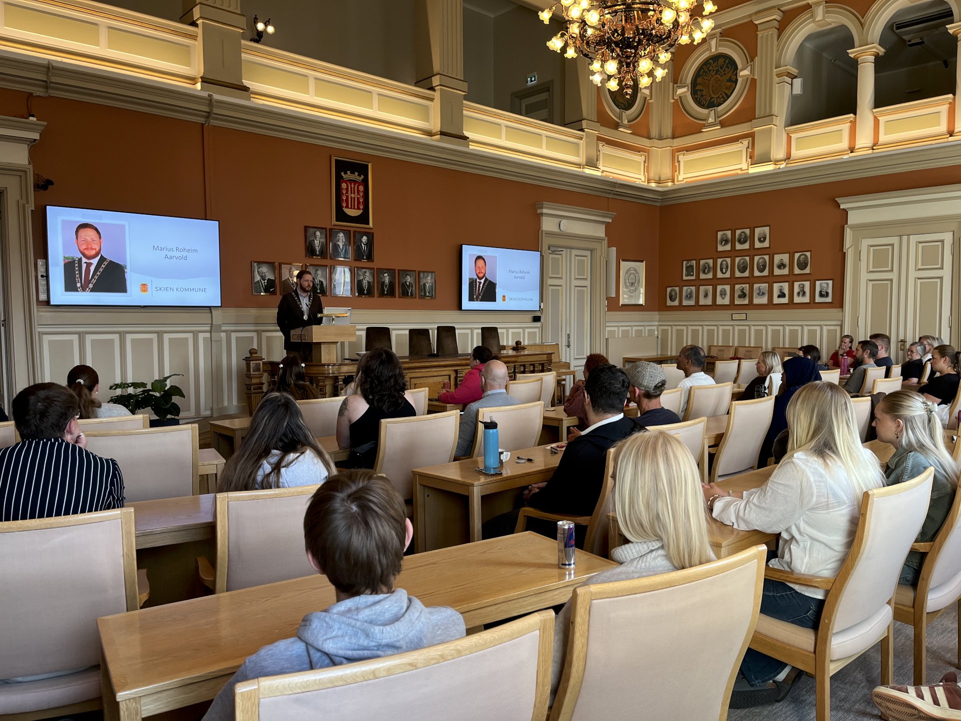 Forsamling i bystyresalen i Skien