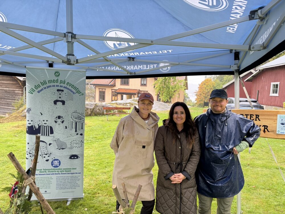 Utvalgsleder UIFK Marjan Farahmand flankert av Therese Surdal Lahus og Martin Marvig Pedersen fra Telemarkskanalen natur- og kulturpark.