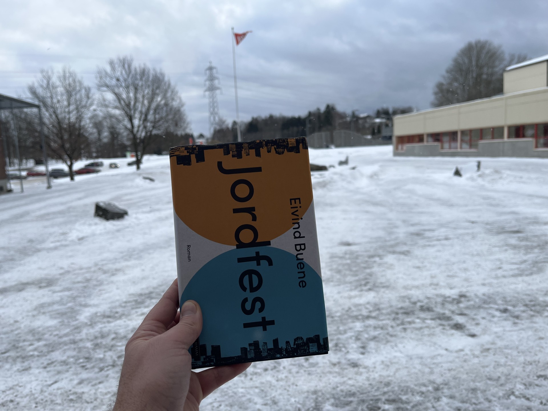 Jordfest i en skolegård en vinterdag.