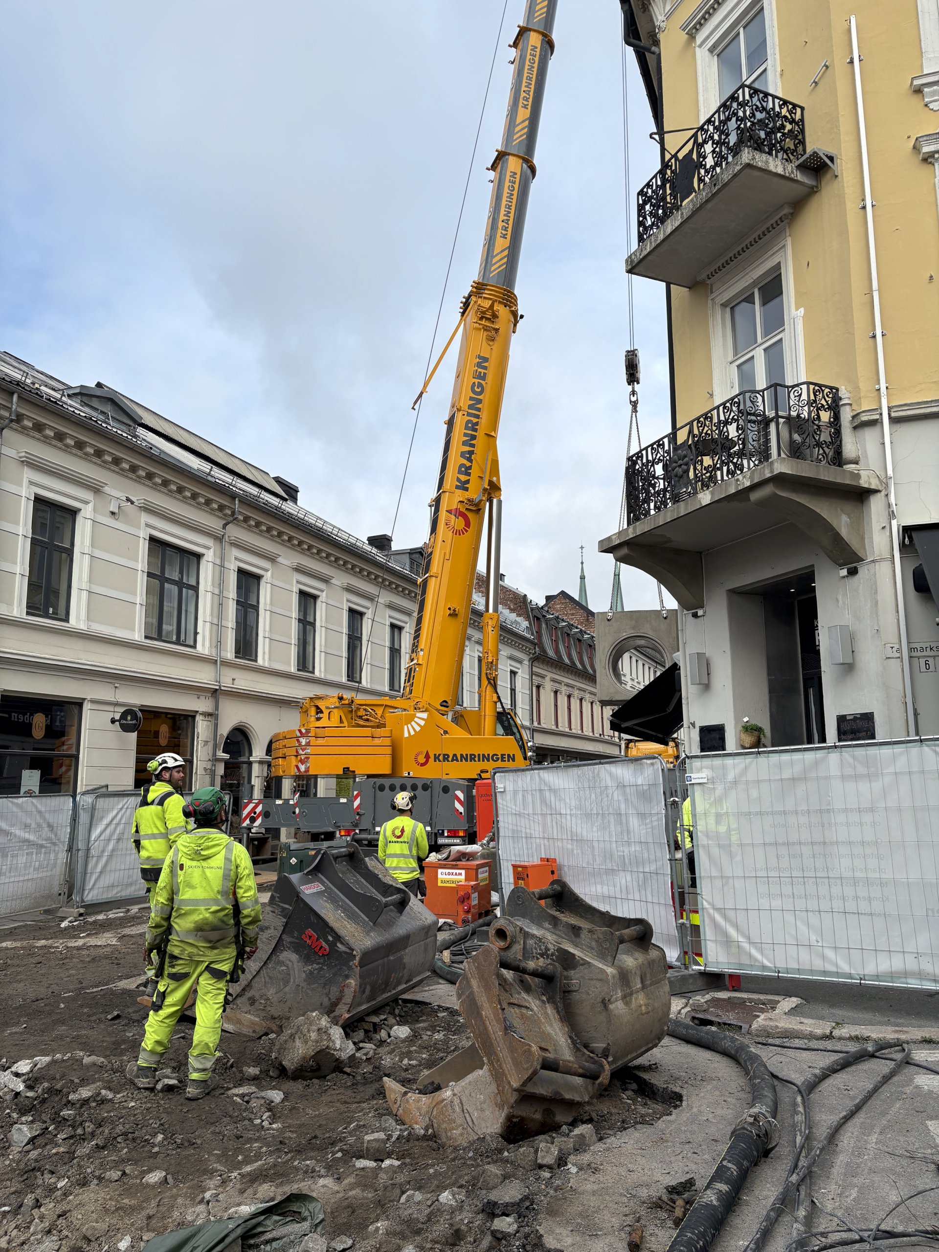 Stor kranbil i sentrumsgate