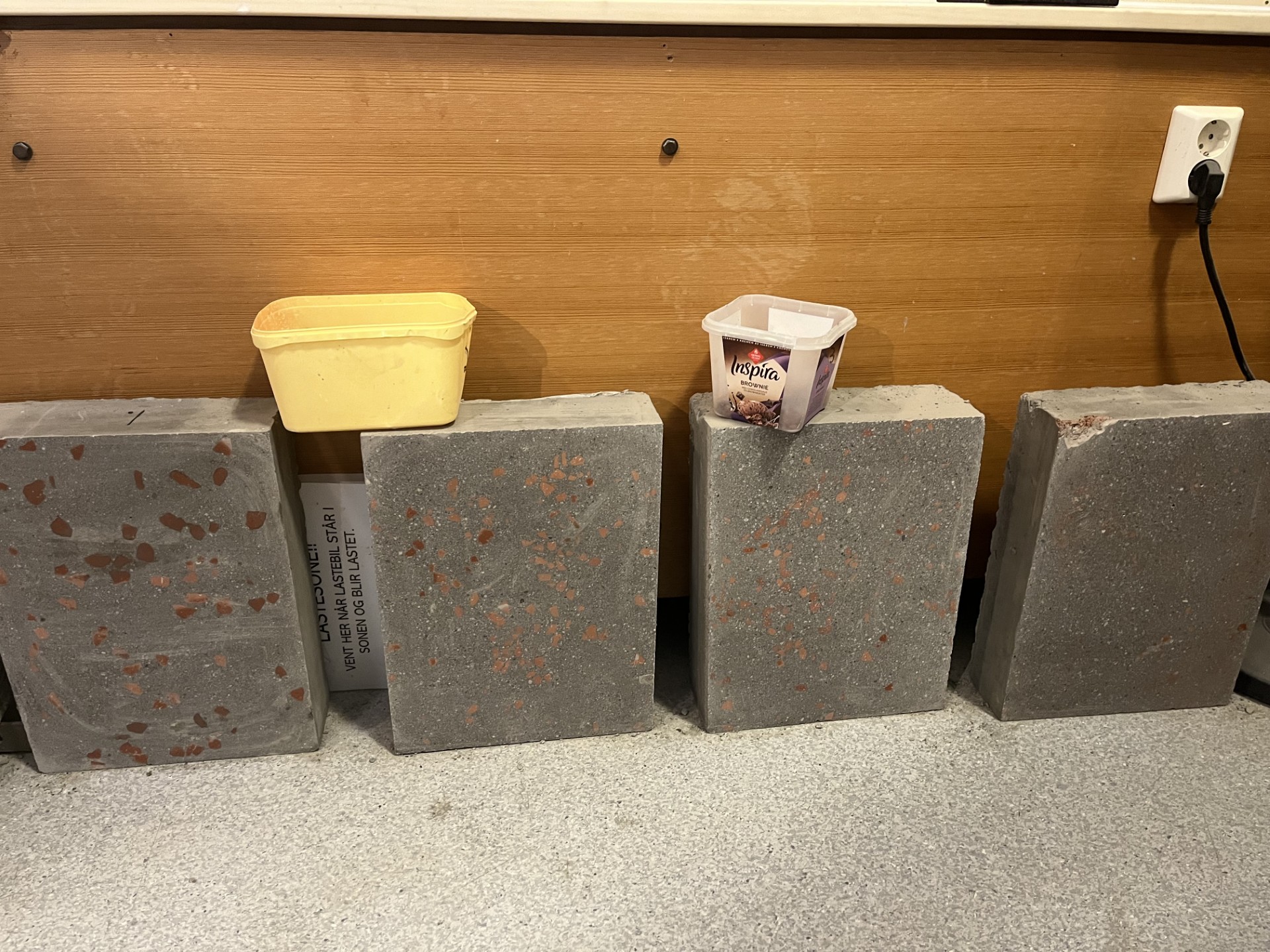 Fire av åtte steinprøver med ulik blanding av størrelse på teglbiter og farge.