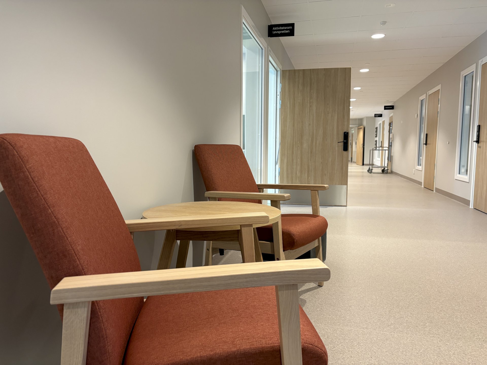 korridor med sittegruppe og inngang til ulike rom
