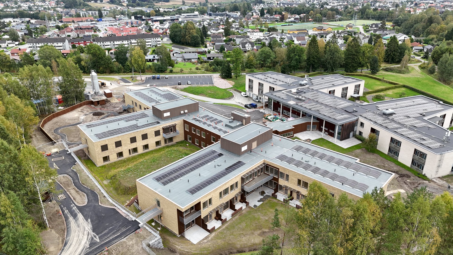 Dronebilde som viser nybygget på Lyngbakken ved siden av eksisterende bygg.