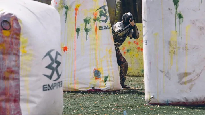 ungdom som spiller paintball