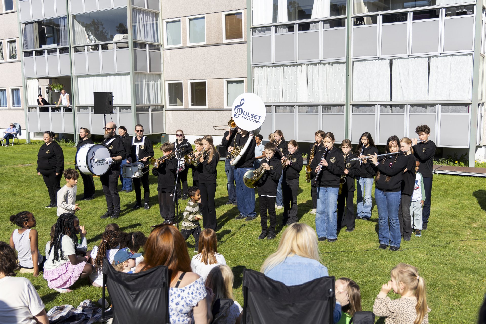 Et skolekorps og publikum