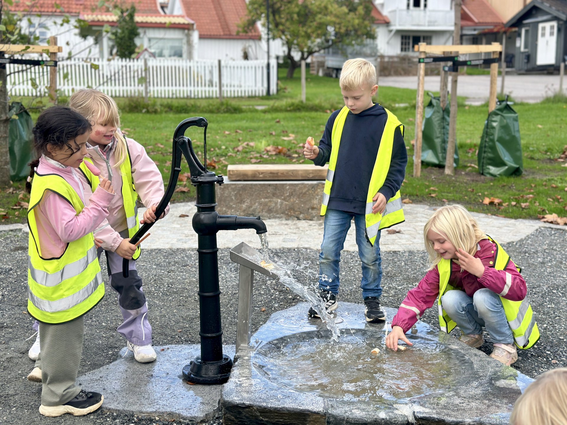 barn som leker med vann