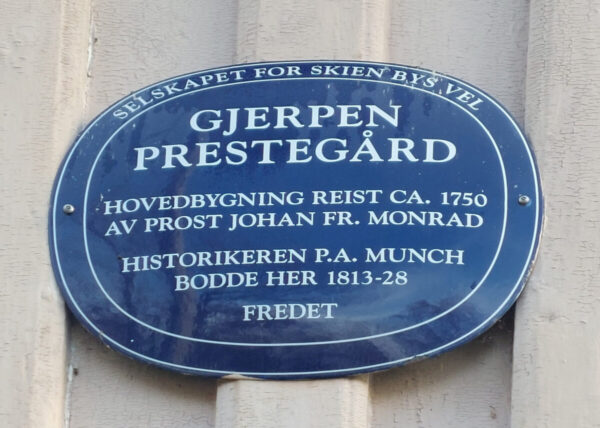 Blått skilt på Gjerpen prestegård