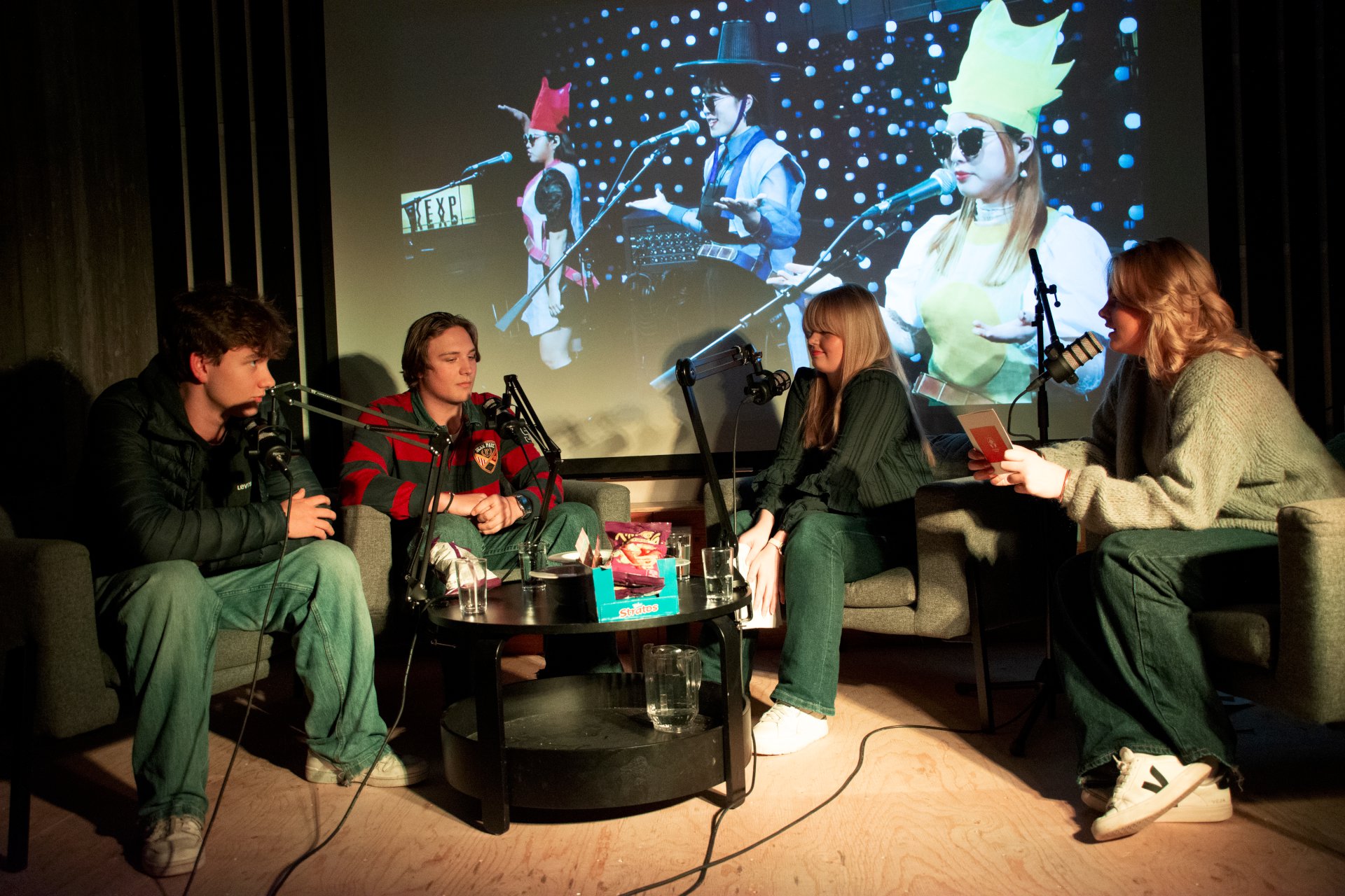 Ungdommer som lager podcast