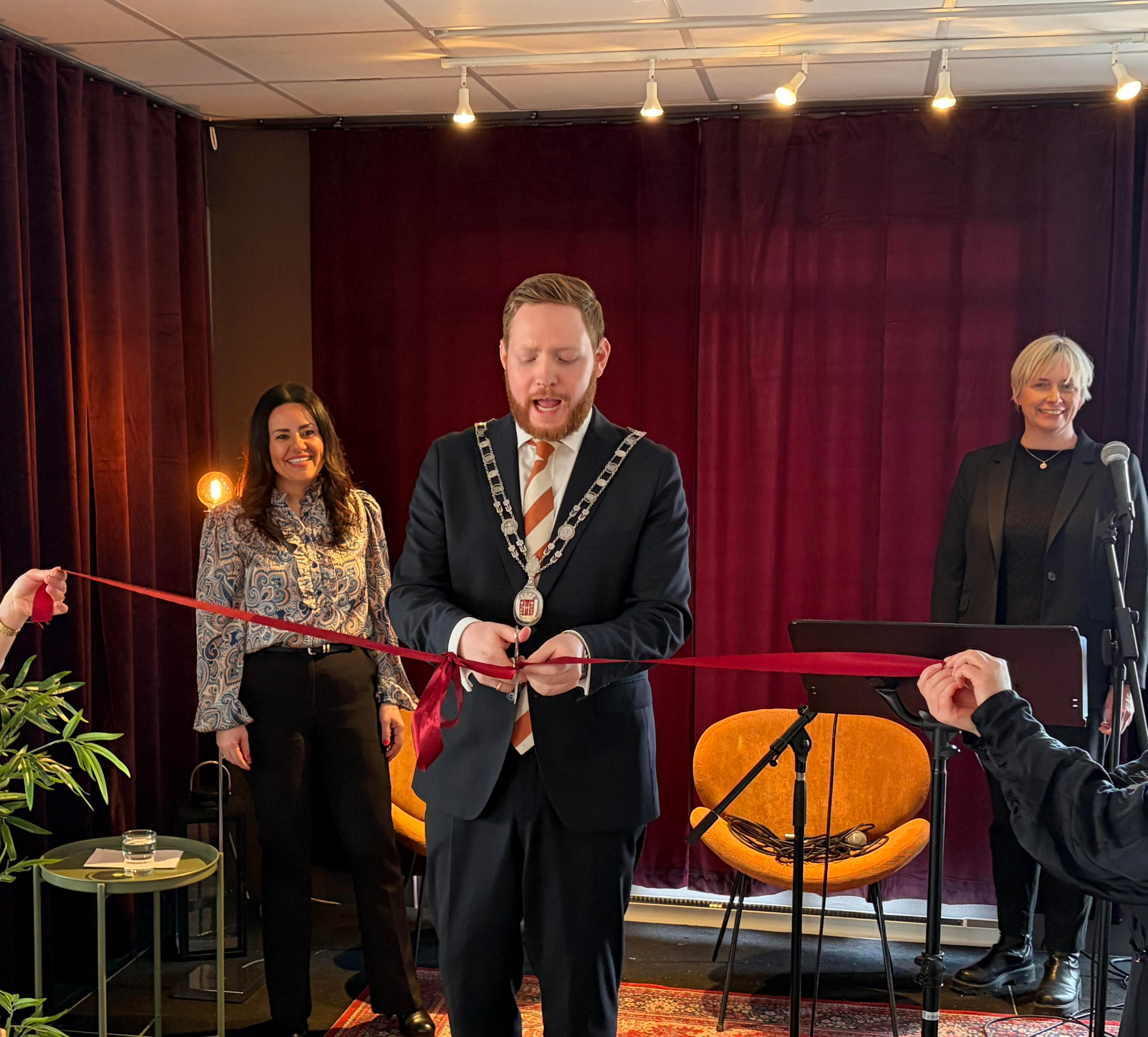 Ordfører Marius Roheim Aarvold har klipper snor på Frivillighetens hus. Kultursjef og utvalgsleder står i bakgrunnen. 