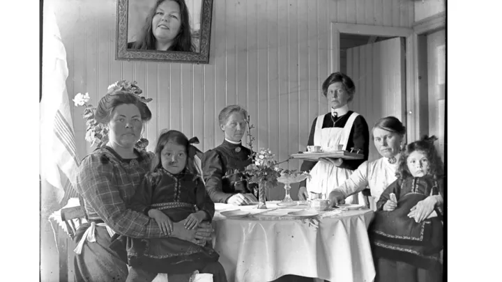 Historisk bilde av kvinner og barn på et kaffeslaberas. 