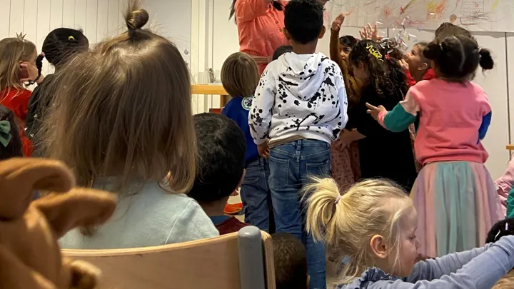 Felles samling i barnehage med barn og voksne.