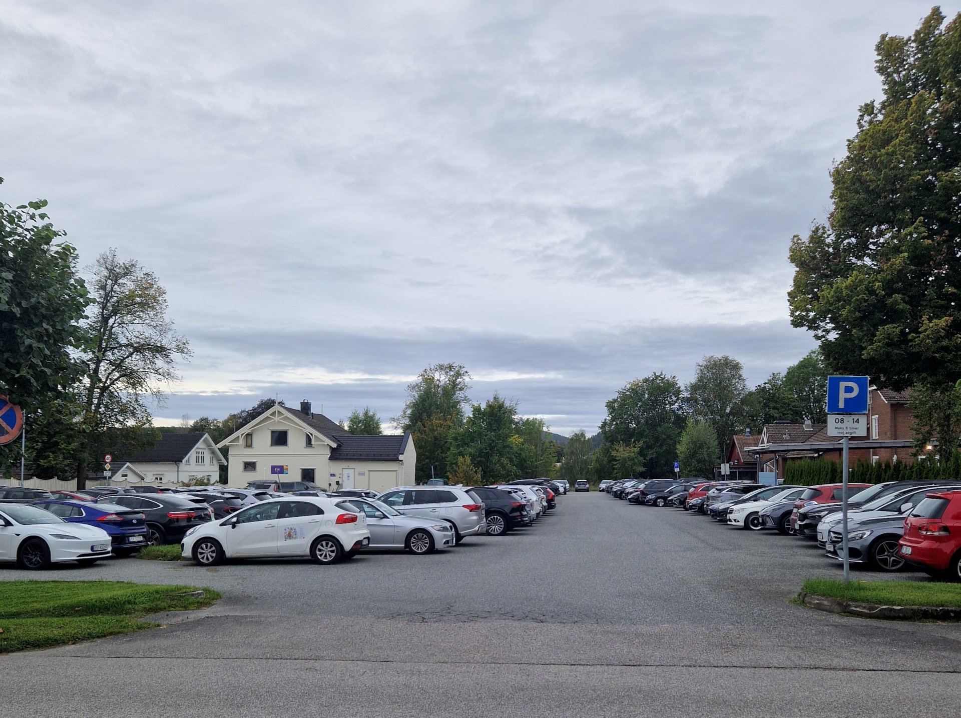 parkeringsplass med parkerte biler