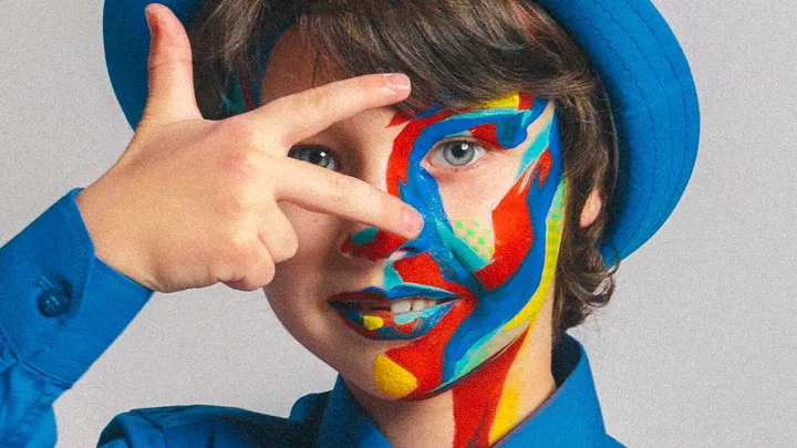 Illustrasjonsfoto: gutt med maling i ansiktet. 