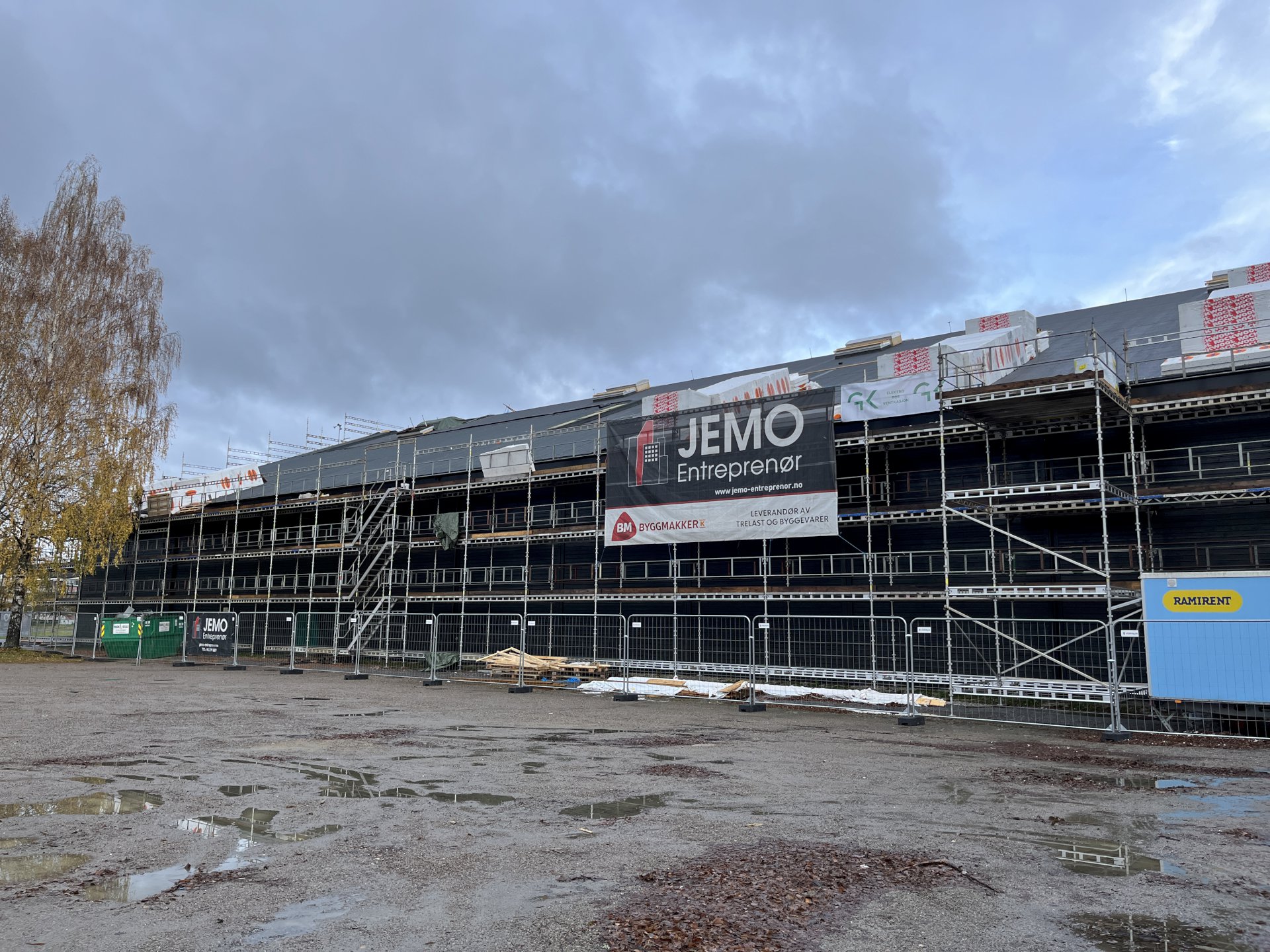 Et stort bygg med stillas rundt.