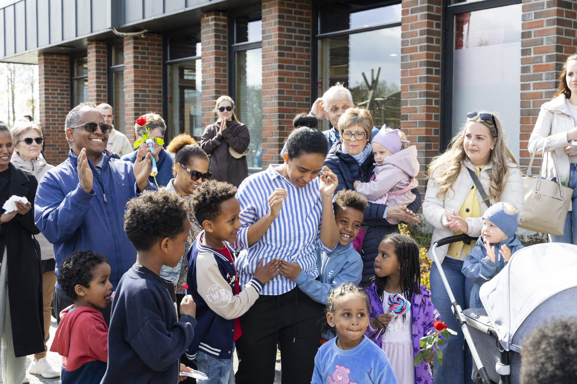 Mange glade mennesker med en prisvinner.