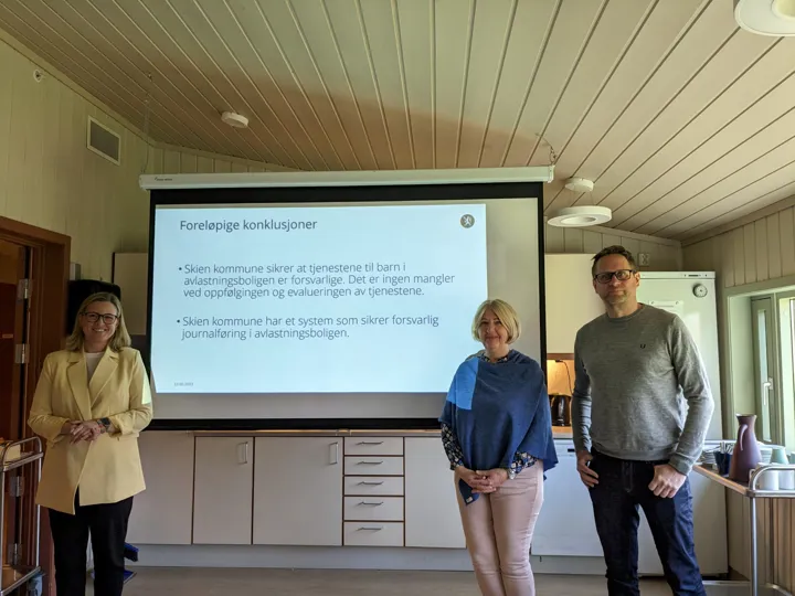 Bilde av Representant fra Statsforvalteren Lill Hellenes, Enhetsleder Hanne Broby og Fagsjef Tilrettelagte tjenester Lars Kristian Dalen.