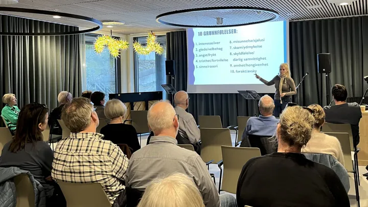 Synnøve Skjeldal sammen med kursdeltakerne