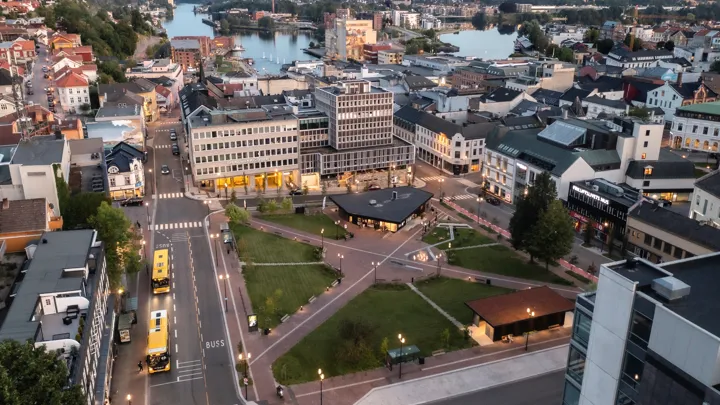 Dronefoto av Landmannstorget som viser nytt kollektivknutepunkt og park.