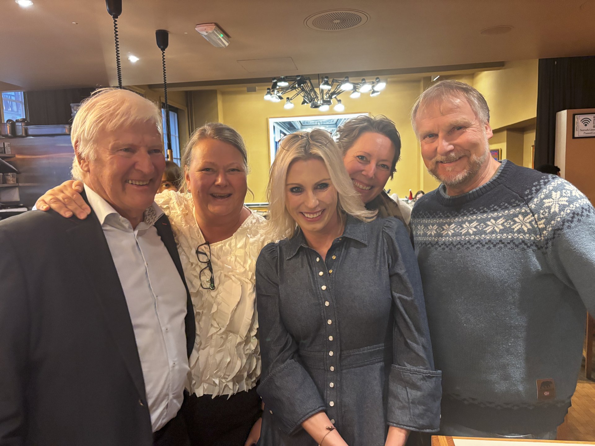 Bilde av fem personer, to menn og trekvinner.