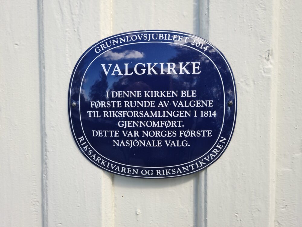 Blått skilt på Solum kirke - valgkirke