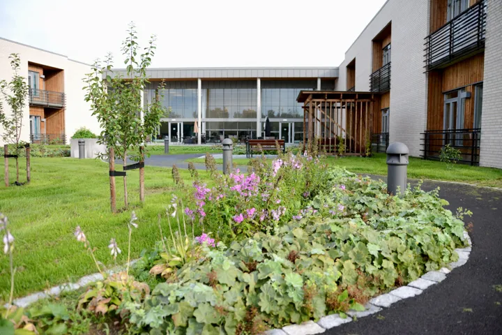 Bilde fra utsiden av Lyngbakken bo- og behandlingssenter. Bygg og grøntarealer.