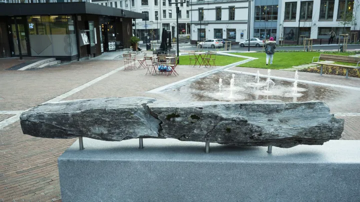 Bilde av kunstverket Først stein og vann på Landmannstorget. 