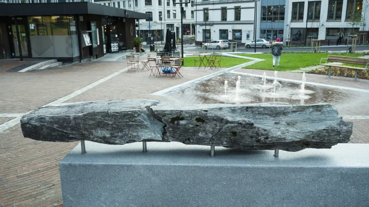 Bilde av kunstverket Først stein og vann på Landmannstorget.