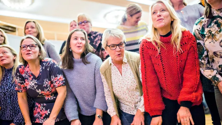 Damer som synger i kor