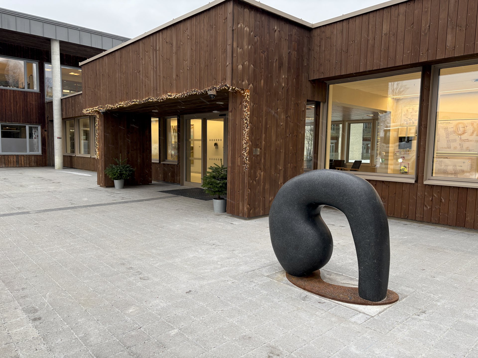 bilde utenfor av inngangspartiet på Lyngbakken sykehjem