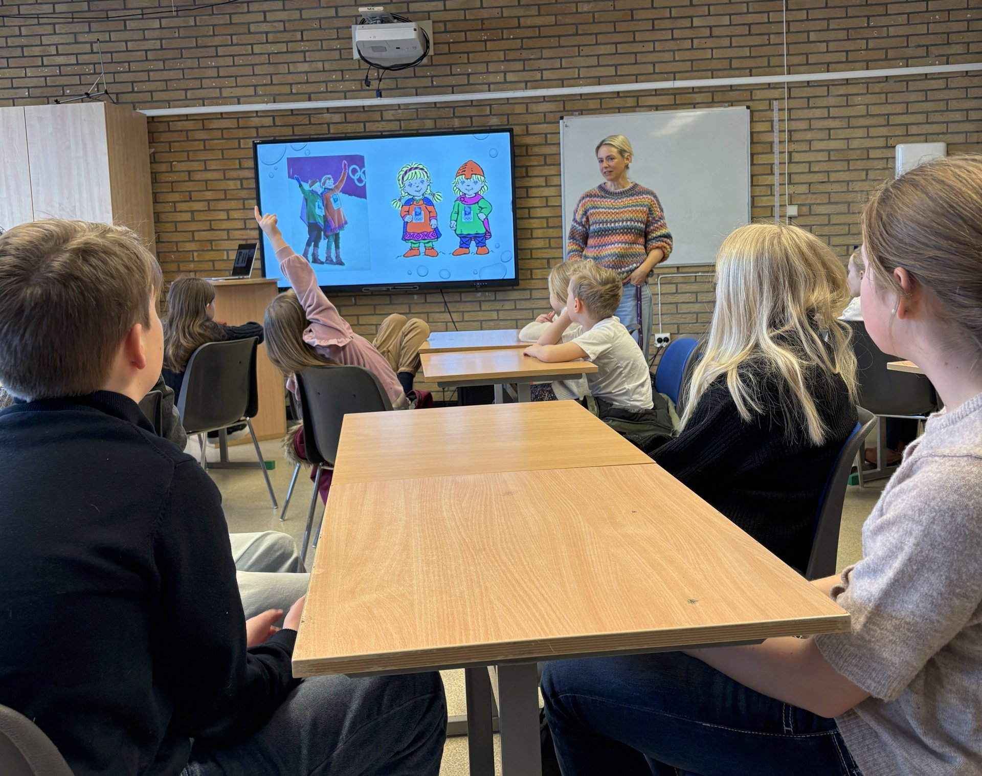 Barn og lærer i et klasserom.