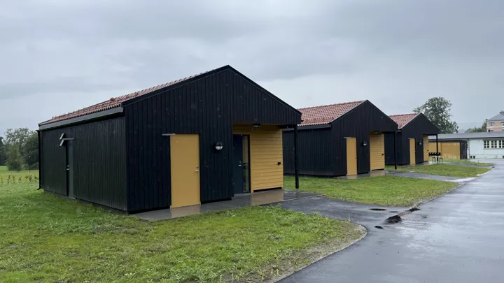tre små hus ved siden av hverandre